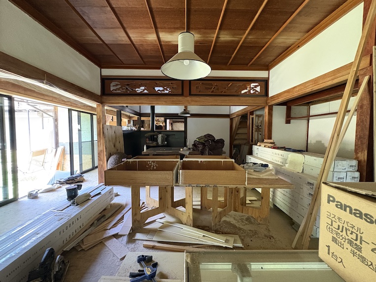 改修用の作業スペースになっている母屋1階