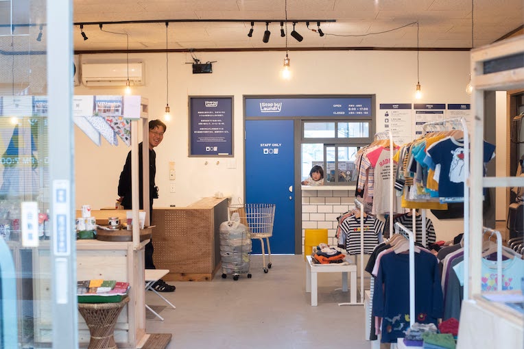地域の人たちが協力してDIYで改修した店舗の内観
